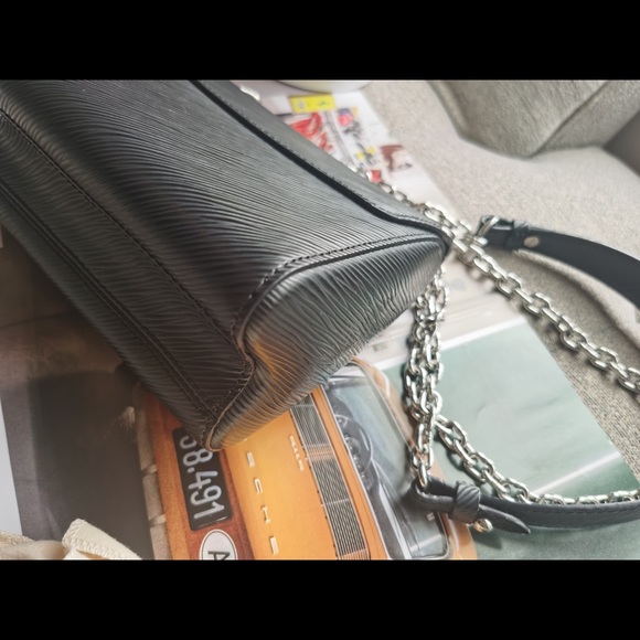 LOUIS VUITTON
Epi Twist Shoulder Bag PM Black - Picture 8 of 12